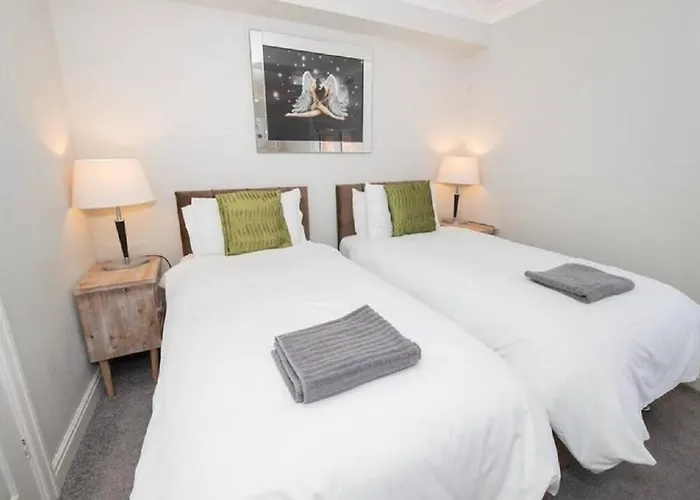 Pelican-Stylish 2-Bed Apartment Close To Beach & Town