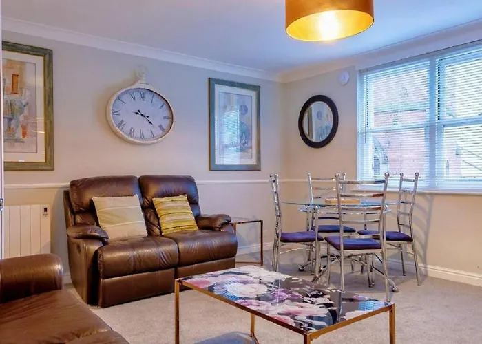 Pelican-Stylish 2-Bed Apartment Close To Beach & Town