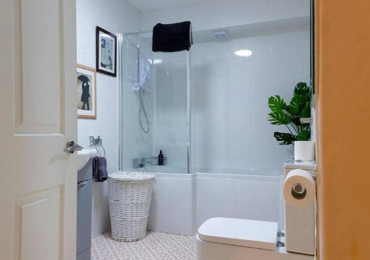 Pelican-stylish 2-bed Close To & Town